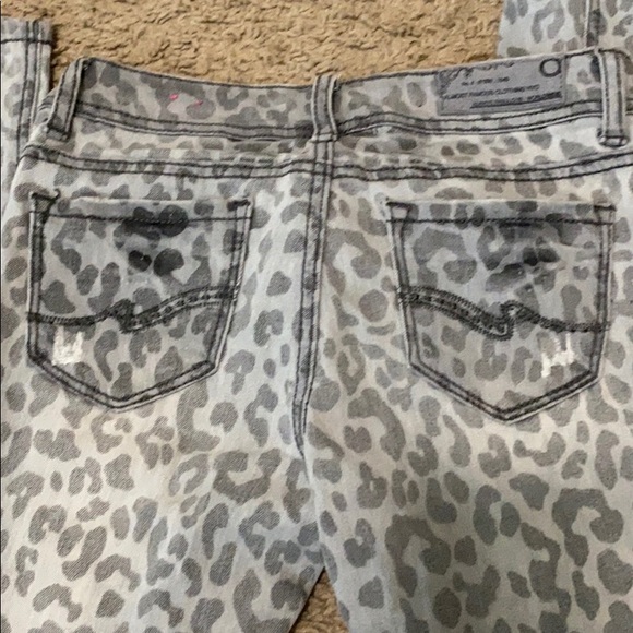 Distressed Leopard Print Jeans - Picture 4 of 6